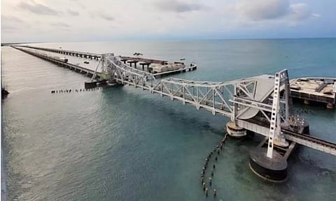 பாம்பன் புதிய பாலத்தில் மார்ச் மாதம் ரெயில் போக்குவரத்து- தென்னக ரெயில்வே அதிகாரிகள் மும்முரம்