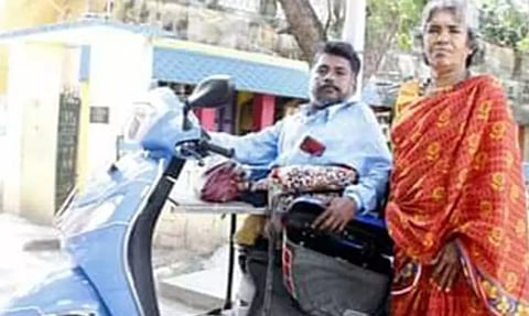 தாய் அழகம்மாளுடன் ஹரிகரசுதன்.