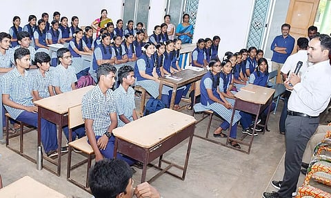 அரசு மாதிரி பள்ளி செயல்பாடுகள் குறித்து கலெக்டர் நேரடி ஆய்வு