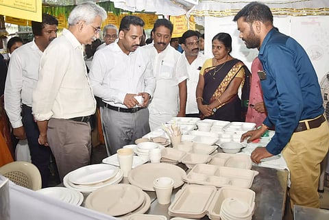 ராஜபாளையத்தில் பிளாஸ்டிக் பொருட்களுக்கான மாற்றுவழி கண்காட்சியை கலெக்டர் மேகநாதரெட்டி தொடங்கி வைத்து பார்வையிட்டார்.