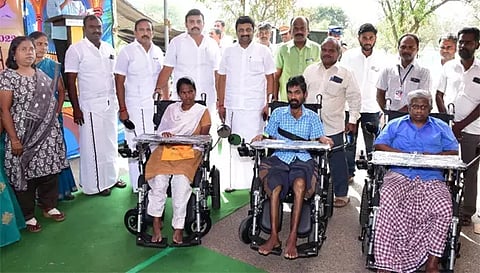 நாமக்கல் கலெக்டர் அலுவலகத்தில் நடைபெற்ற மாற்றுத்திறனாளிகள் தின விழாவில் அமைச்சர் மதிவேந்தன் பங்கேற்ற காட்சி.