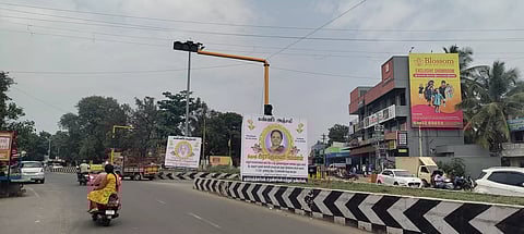 வடவள்ளி ரவுண்டானாவில் வைக்கப்படும் ேபனர்கள்