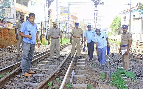 நெல்லை சந்திப்பு ரெயில் நிலைய தண்டவாள பகுதிகளில் ரெயில்வே போலீசார் மெட்டல் டிடெக்டர் மூலம் சோதனை நடத்தியபோது எடுத்தபடம்.