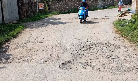 புதிய தார்சாலை அமைத்து தர பொதுமக்கள் கோரிக்கை