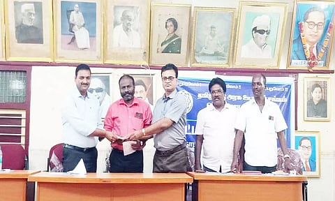 அரசு ஊழியர் சங்க கூட்டம் நடந்த போது எடுத்த படம்.