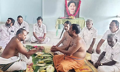 மறைந்த முதல்- அமைச்சர் ஜெயலலிதாவுக்கு திதி கொடுத்த முன்னாள் அமைச்சர் ஓ.எஸ்.மணியன்.
