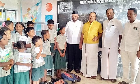 அரசு பள்ளிக்கு ஜவாஹிருல்லா எம்.எல்.ஏ., மேஜை, நாற்காலிகளை வழங்கினர்.