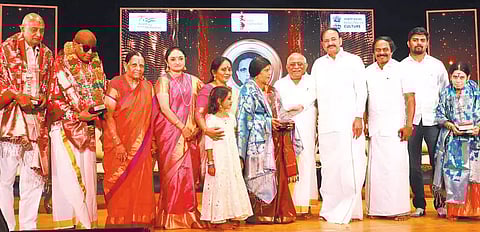 விழாவில் எல்.ஆர்.ஈஸ்வரி, தோட்டா தரணி உள்ளிட்டோருக்கு முன்னாள் துணை ஜனாதிபதி வெங்கையா நாயுடு விருது வழங்கியபோது எடுத்த படம்.