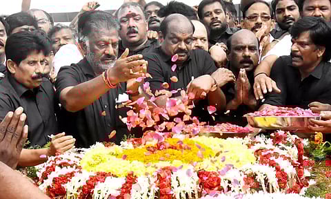 ஆதரவாளர்கள் புடைசூழ பேரணியாக வந்து ஜெயலலிதா நினைவிடத்தில் ஓபிஎஸ் மரியாதை