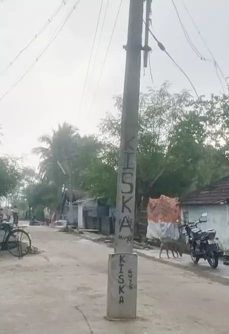 நடுரோட்டில் அமைந்து உள்ள மின்கம்பத்தை படத்தில் காணலாம்.