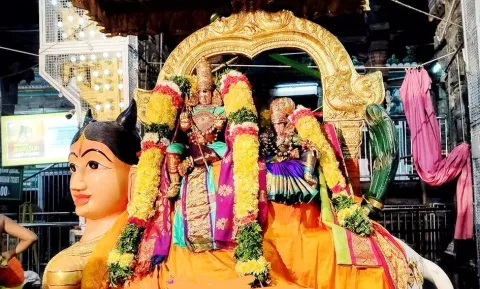 வருடத்திற்கு ஒரு நாள் மட்டும் காமதேனு வாகனத்தில் சுப்பிரமணியசாமி தெய்வானையுடன் அருள் பாலிக்கும் காட்சி.