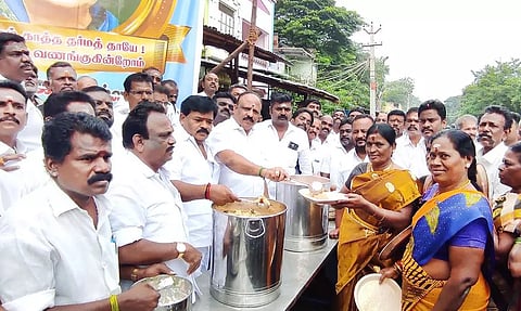 ஜெயலலிதாவின் நினைவு நாளை முன்னிட்டு புறநகர் கிழக்கு மாவட்ட அ.தி.மு.க. செயலாளர் ராஜன் செல்லப்பா எம்.எல்.ஏ. ஏற்பாட்டின் பொதுமக்களுக்கு இளைஞர் அணி மாவட்ட செயலாளர் வக்கீல் ரமேஷ், ஒன்றிய செயலாளர் நிலையூர் முருகன் ஆகியோர் அன்னதானம் வழங்கினர்.
