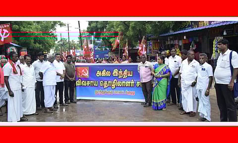 பேரணியில் கலந்து கொண்டவர்களை படத்தில் காணலாம்.