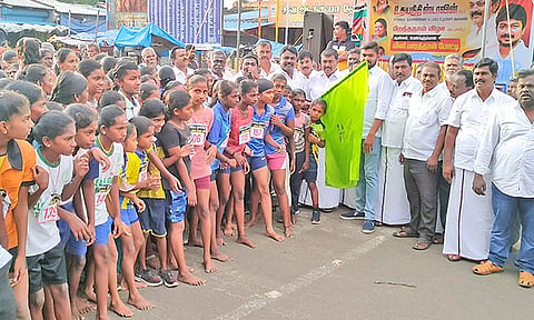 போட்டியை மார்க்கண்டேயன் எம்.எல்.ஏ. கொடியசைத்து தொடங்கி வைத்த காட்சி.
