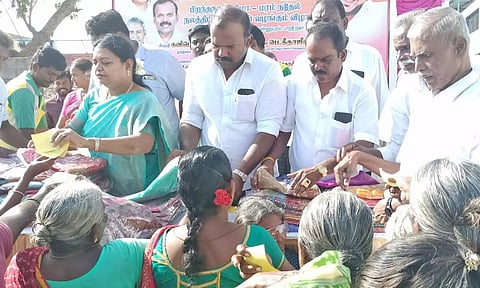 நலத்திட்ட உதவிகளை அமைச்சர் கீதாஜீவன், மேயர் ஜெகன் பெரியசாமி ஆகியோர் வழங்கிய காட்சி. 