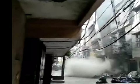 டெல்லியில் திடீரென இடிந்து விழுந்த 4 மாடி கட்டிடம்- பதறிய மக்கள்