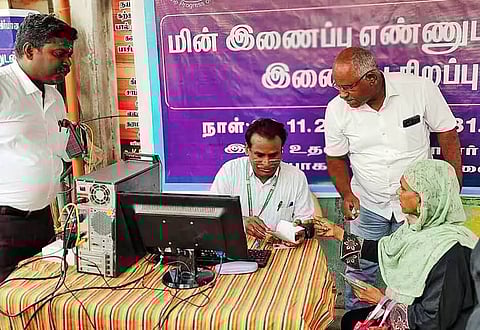 ஆதார் இணைப்பு பணி நடைபெறுவதை படத்தில் காணலாம்