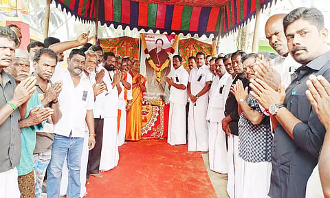 ஜெயலலிதா படத்துக்கு மாலை அணிவிப்பு