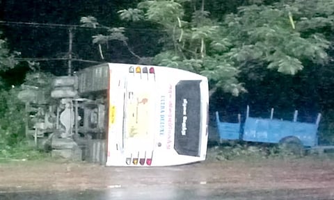 கவிழ்ந்து கிடக்கும் அரசு பஸ்.