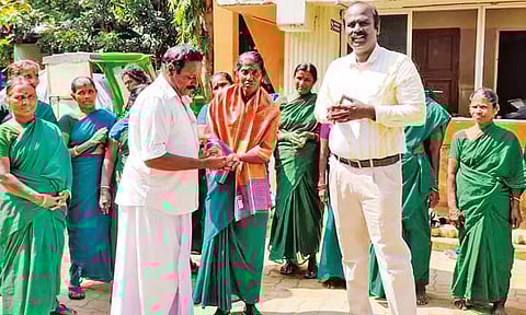 கீழ்வேளூர் பேரூராட்சியில் குப்பையில் கிடந்த 2 தங்க மோதிரங்களை தூய்மை பணியாளர் சிந்தாமணி, பழனிவேலிடம் ஒப்படைத்தபோது எடுத்தபடம்