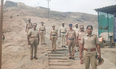 மலைக்கோட்டையில் பாதுகாப்புக்காக நிறுத்தப்பட்டிருந்த போலீசார்.