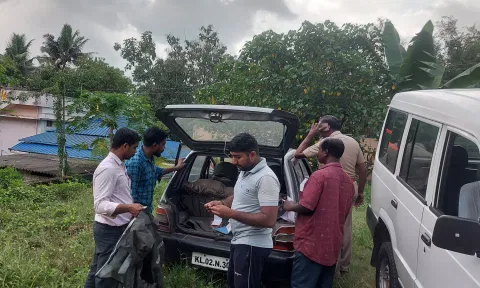 அருமனை போலீசார் திருட்டு போன கார் நின்றிருந்த இடம் வந்து விசாரித்து காரை மீட்டு உரிமையாளரிடம் ஒப்படைத்போது எடுத்த படம் 