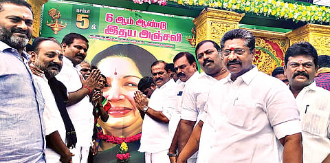 ராமநாதபுரத்தில் அ.தி.மு.க. சார்பில் ஜெயலலிதா படத்திற்கு நகர செயலாளர் பால்பாண்டியன் தலைமையில் நிர்வாகிகள் மலர் தூவி மரியாதை செலுத்தினர்.