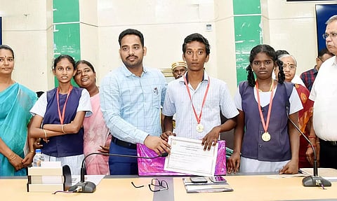 விருதுநகரில் நடந்த குறைதீர்க்கும் நாள் கூட்டத்தில் மாநில அளவிலான மாற்றுத்திறனாளிகளுக்கான விளையாட்டு போட்டியில் வெற்றி பெற்ற ராஜபாளையம் மாணவர் முனியசாமி, மாணவிகள் ஜீவிதா, அமலா ஆகியோர் கலெக்டர் மேகநாதரெட்டியை சந்தித்து வாழ்த்து பெற்றனர்.