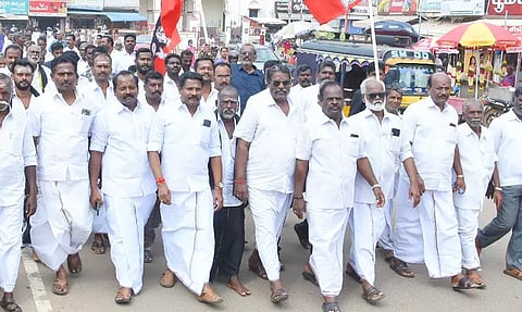 சிவகங்கையில் நடந்த மவுன ஊர்வலத்தில் பங்கேற்ற அ.தி.மு.க.வினர்.