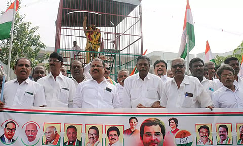 காங்கிரஸ் சார்பில் அம்பேத்கர் சிலைக்கு மாலை அணிவித்த முன்னாள் மத்திய மந்திரி தனுஷ்கோடி ஆதித்தன் மற்றும் நிர்வாகிகள்.