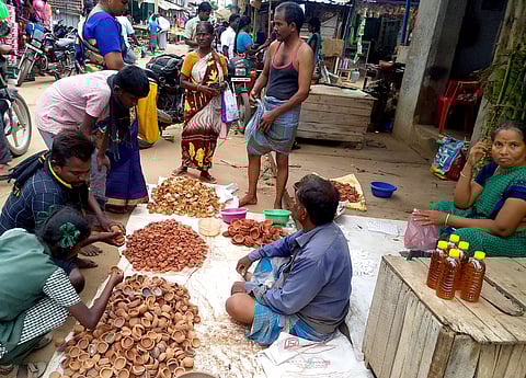 திருக்கார்த்திகை திருநாளையொட்டி அகல் விளக்குகள் வாங்க பெண்கள் ஆர்வம்