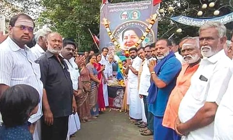  ஜெயலலிதாவின் உருவப்படத்திற்கு மலர்தூவி அஞ்சலி செலுத்திய காட்சி.