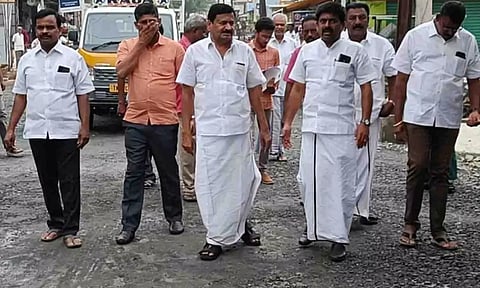 தார்ச்சாலை பணிகளை மேயர் தினேஷ்குமார் ஆய்வு செய்த காட்சி. 