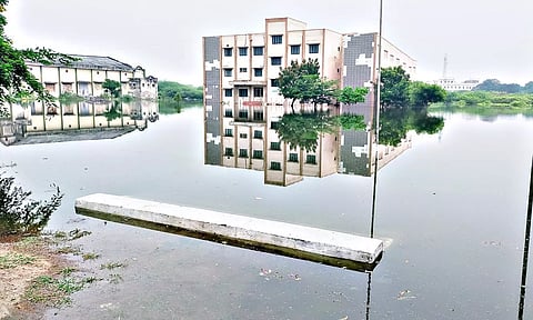 ஓமியோபதி மருத்துவக் கல்லூரி வளாகத்தை சூழ்ந்துள்ள தண்ணீர்.