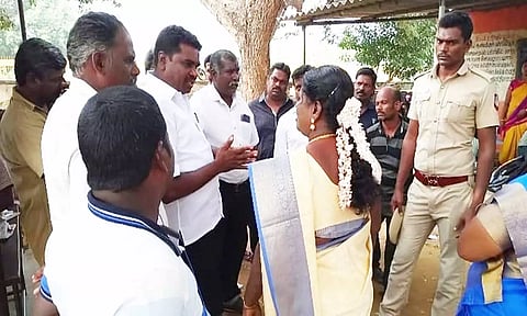 அதிகாரிகளை பொதுமக்கள் முற்றுகையிட்ட காட்சி.