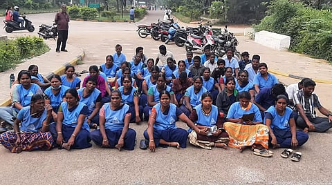 ஒப்பந்த பணியாளர்கள் 2-வது நாளாக வேலை நிறுத்த போராட்டம்