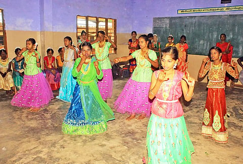 கலை இலக்கிய திருவிழா போட்டியில் நடனமாடிய மாணவிகள்.