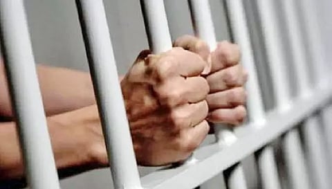 லஞ்சம் வாங்கிய வழக்கில் வணிகவரி அலுவலர்கள் 4 பேருக்கு 2 ஆண்டுகள் சிறை