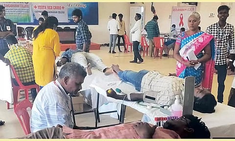 ரத்ததான முகாம் நடந்த காட்சி.