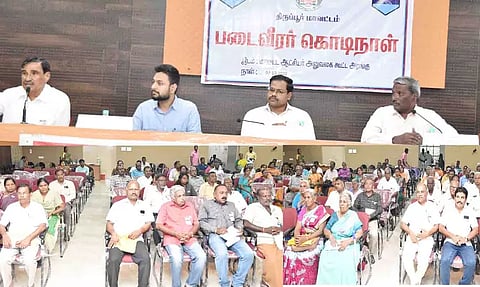 முன்னாள் படைவீரர்கள் குறைதீர்க்கும் நாள் கூட்டம் நடைபெற்ற காட்சி. 