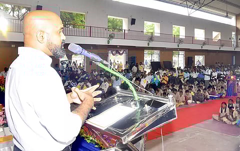 விழாவில் கலெக்டர் ஜானி டாம் வர்கீஸ் பேசினார்.