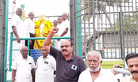 இந்திய கம்யூனிஸ்ட் சார்பில் அம்பேத்கர் சிலைக்கு மாலை அணிவித்து மரியாதை செலுத்தப்பட்டது. 