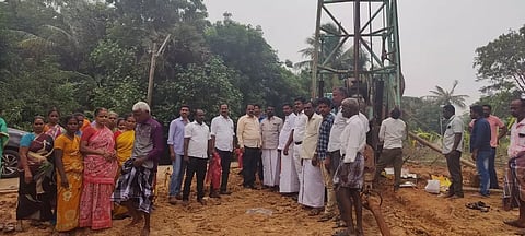 கிணறு அமைக்கும் பணியைத் தொடங்கிவைத்தபோது எடுத்த படம்.