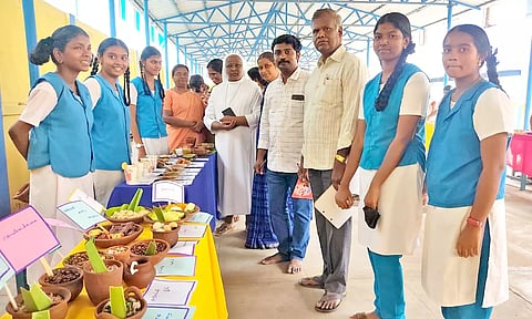 மன்னார்குடி என்.எஸ்.எஸ்.மாணவிகளின் பாரம்பரிய உணவு கண்காட்சி நடைபெற்றது. 