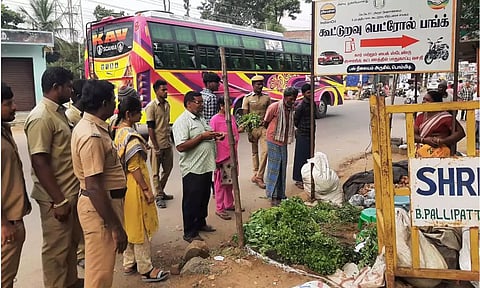 பொம்மிடி பேரூராட்சி வார சந்தையில் போலீசார் குவிக்கப்பட்டு கண்காணிப்பு பணியில் ஈடுபட்டு வருகின்றனர்.