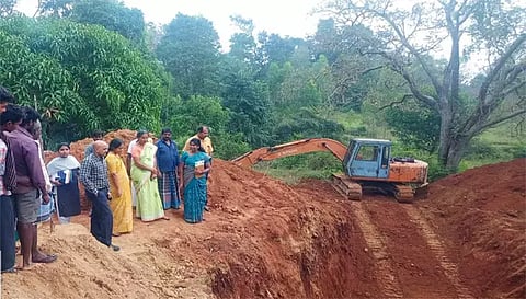 தோட்டக்கலை மலைப்பயிர்கள் துறை இயக்குனர் தலைமையிலான குழுவினர் ஆய்வு செய்த காட்சி.