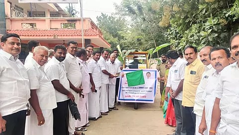 பொத்தனூர் பேரூராட்சியில் குப்பை சேகரிக்கும் மி்ன்னணு ஆட்டோவை மக்கள் பயன்பாட்டிற்கு நாமக்கல் மேற்கு மாவட்ட தி.மு.க. செயலாளர் மதுரா செந்தில் தொடங்கி வைத்த போது எடுத்த படம்.