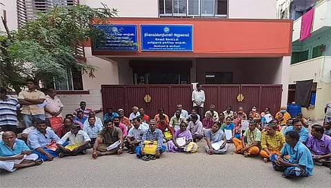 போராட்டத்தில் ஈடுபட்டவர்களை படத்தில் காணலாம்.