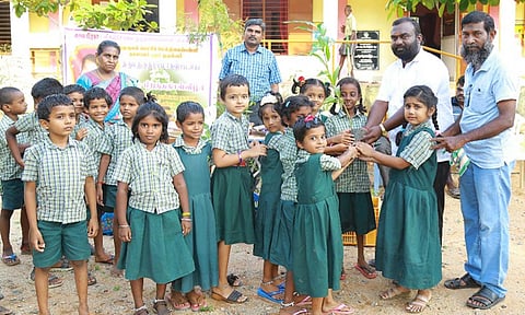 மாணவர்களுக்கு மரக்கன்றுகள் வழங்கப்பட்ட காட்சி.