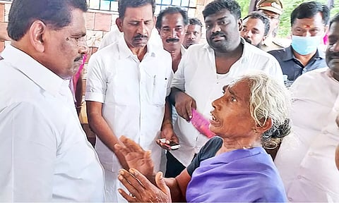 அமைச்சர் அனிதா ராதாகிருஷ்ணனிடம் கோரிக்கை வைத்த மூதாட்டி.